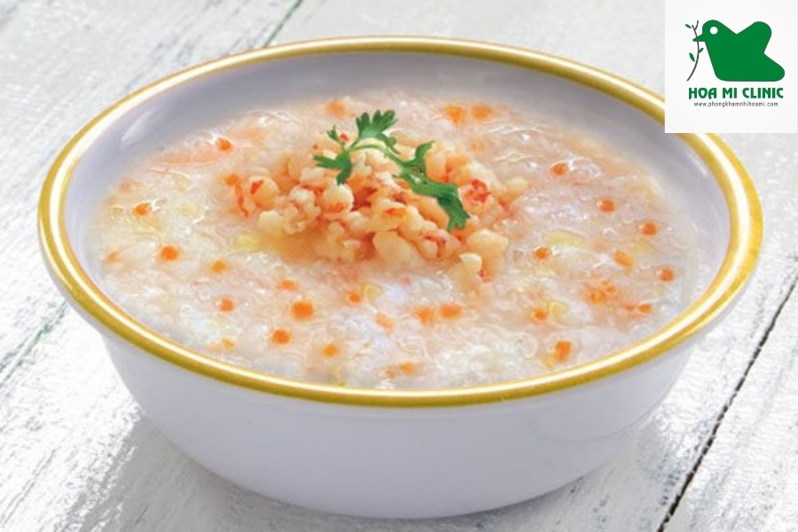 Cho trẻ ăn cháo để dễ tiêu