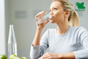 Uống đủ nước và tập thể dục