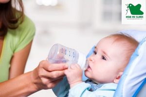 Cho trẻ uống thuốc theo chỉ dẫn của bác sĩ