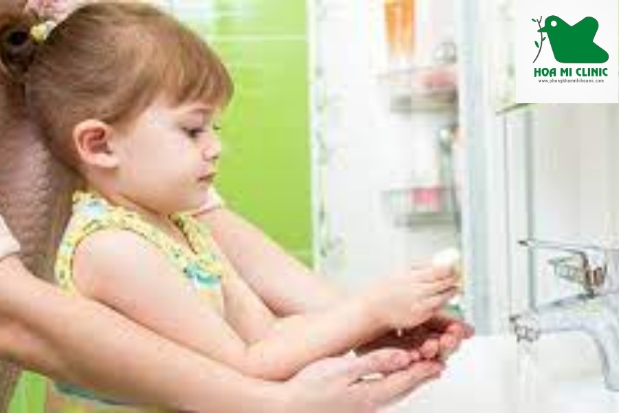 Hướng dẫn trẻ vệ sinh tay chân để tránh lây nhiễm bệnh