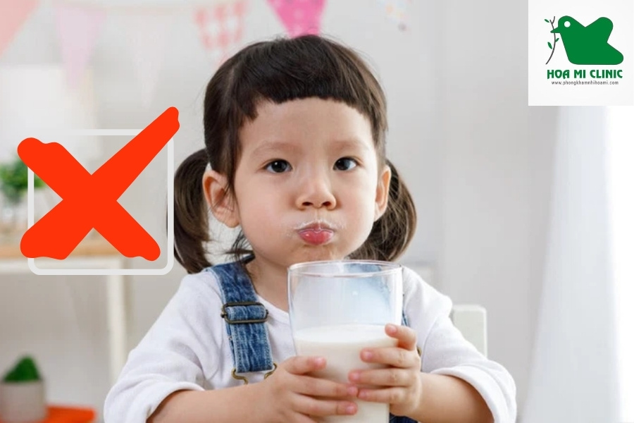 Không nên cho trẻ biếng ăn uống nhiều sữa