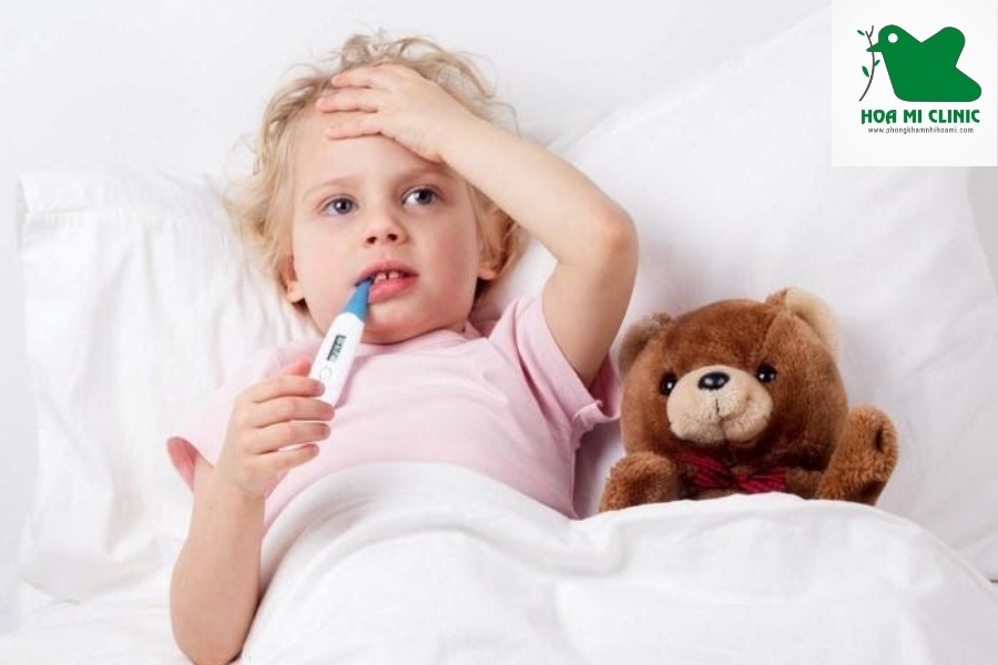 Trẻ bị sốt khi bị viêm phế quản