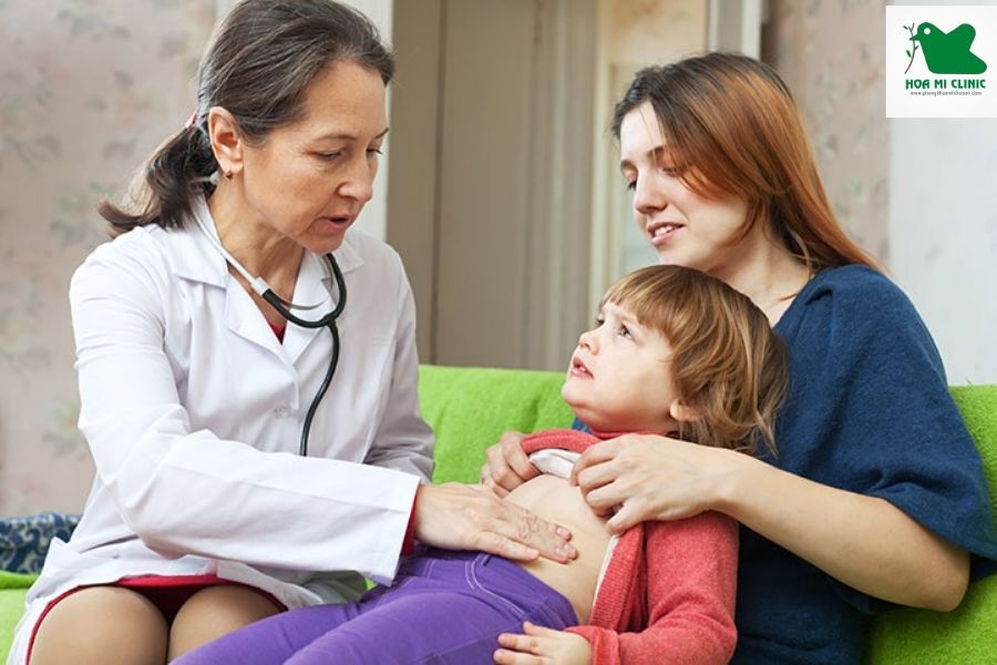 Khi nào nên cho trẻ bị đau bụng nôn không sốt gặp bác sĩ
