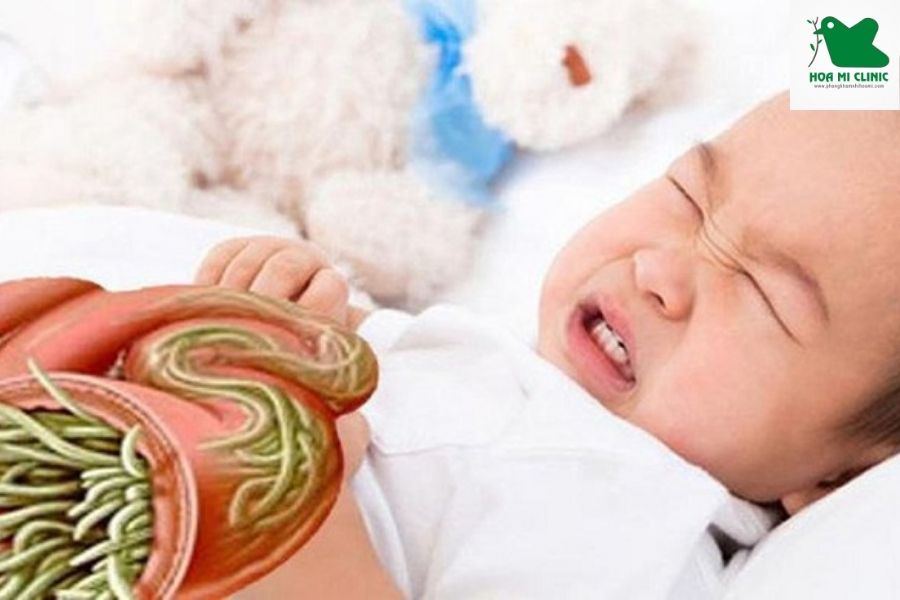 Trẻ bị nhiễm giun nên đau bụng