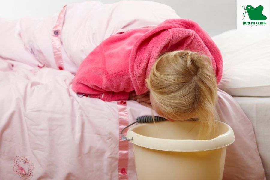 Trẻ bị đau bụng buồn nôn do tắc ruột non