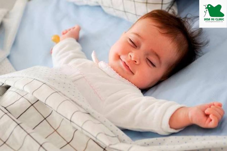 Tư thế nằm cao đầu hạn chế ho hay trào ngược dạ dày cho bé 