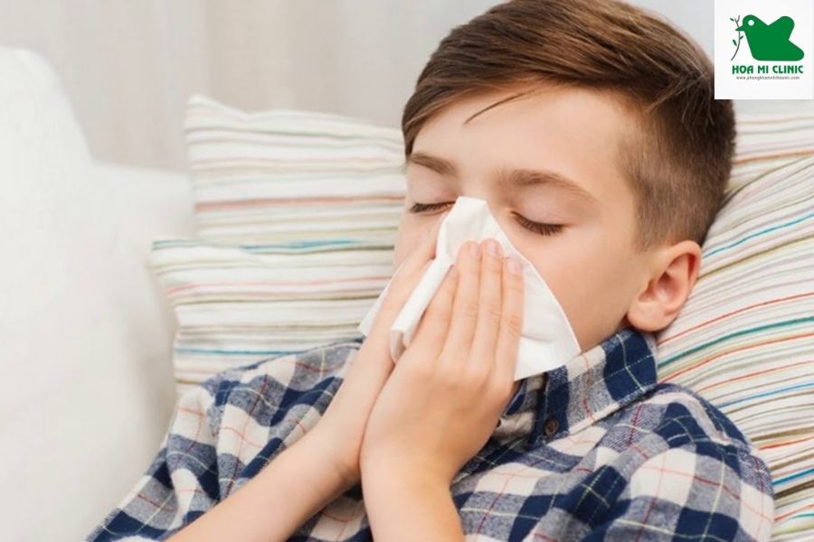 Bé r tháng bị ho do cảm lạnh hay cảm cúm