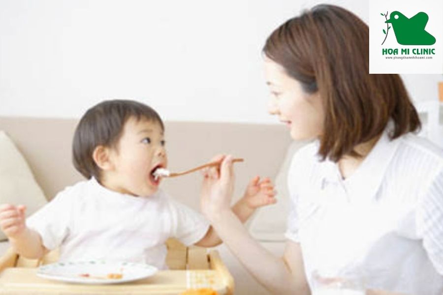 Cho trẻ ăn sữa chua phù hợp với độ tuổi