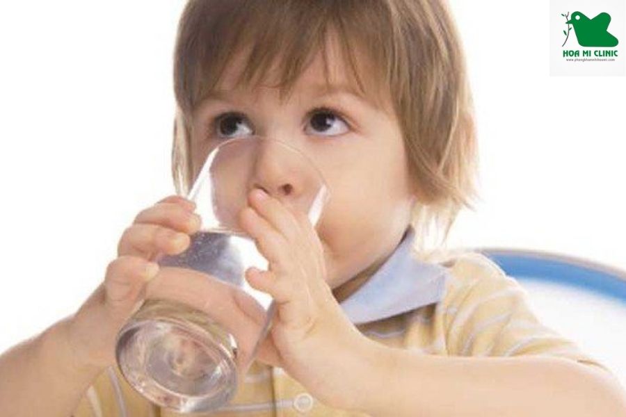Cho trẻ uống nhiều nước giảm đau rát họng khi ho