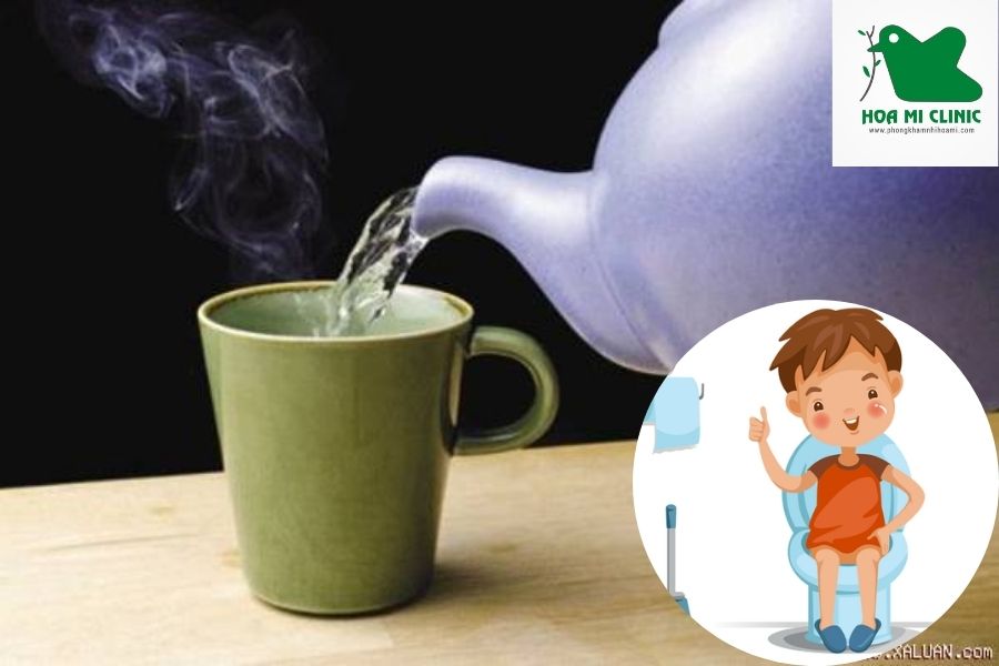 Cách đi cầu khi táo bón: Cho trẻ uống nước ấm