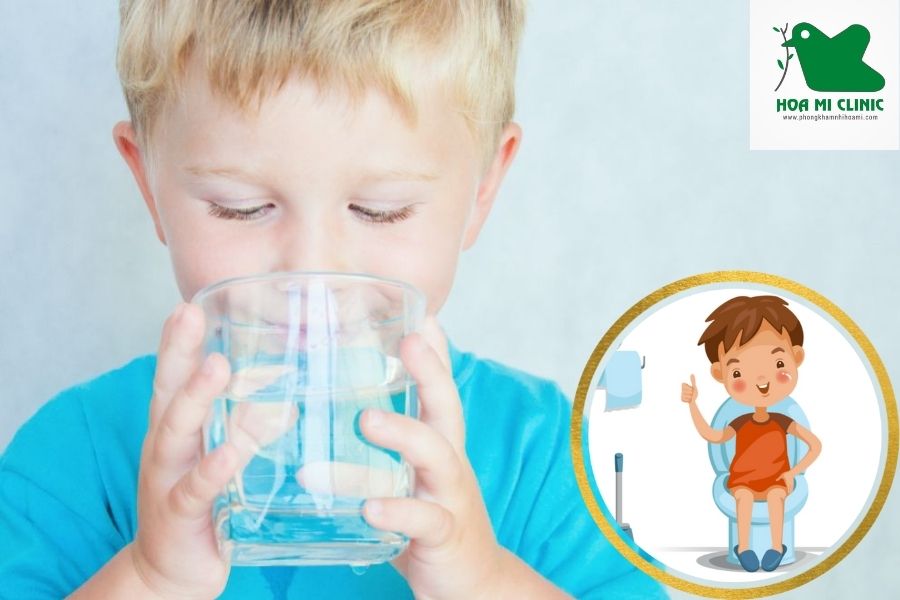 Cách giúp trẻ đi ngoài khi bị táo bón: Cho trẻ uống đủ nước