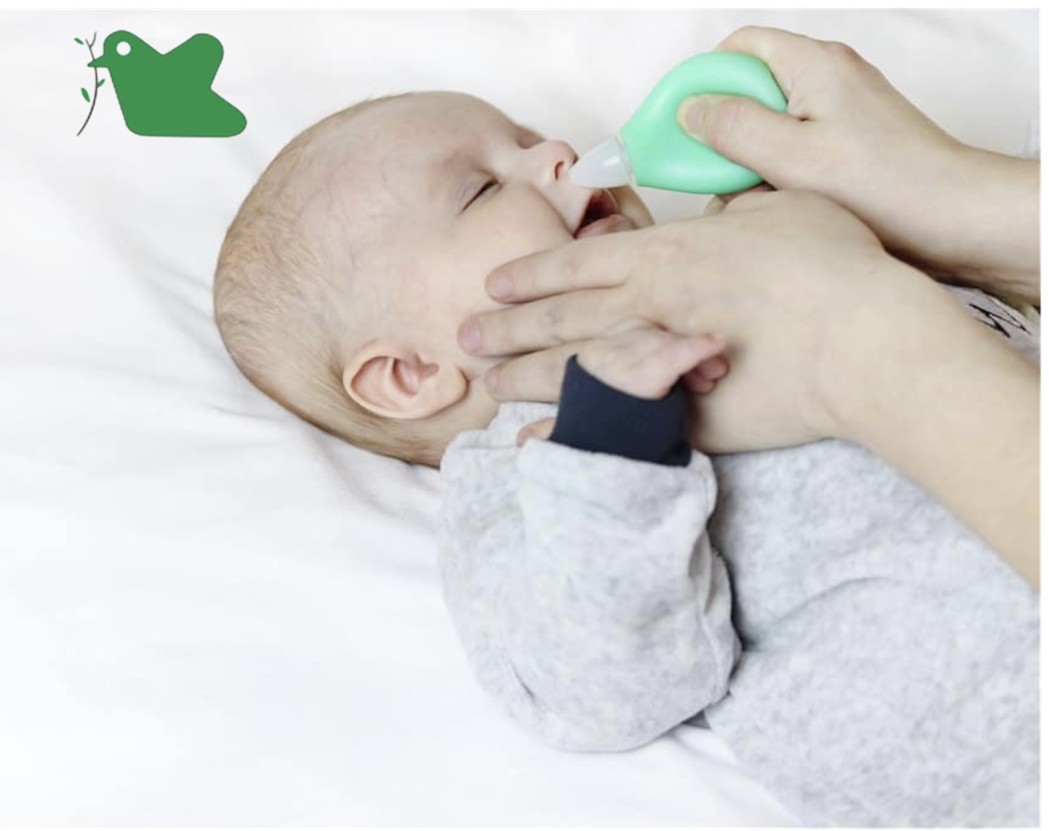 Cách rửa mũi cho trẻ bằng nước muối sinh lý và bóng hút mũi