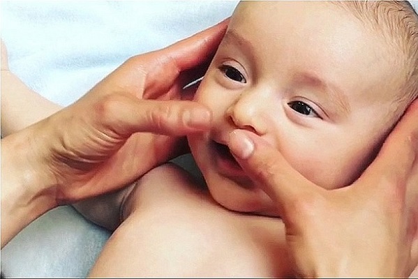 massage mũi cho bé