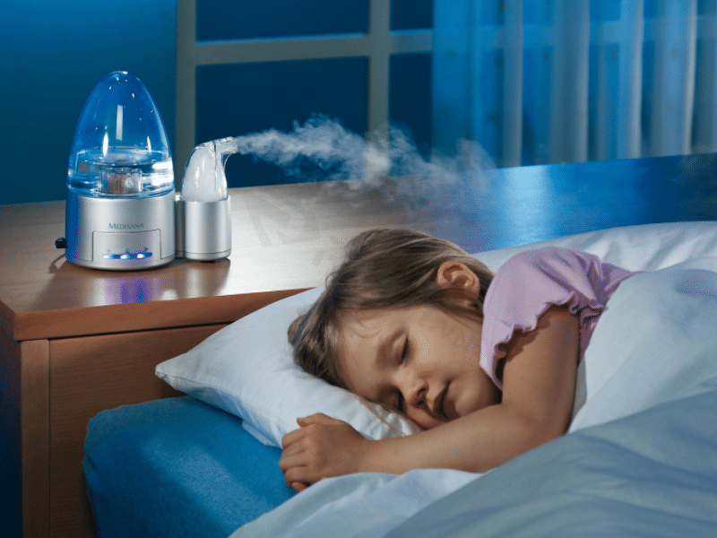 Máy giữ ẩm không khí có tác dụng giảm khô rát và giúp lỗ mũi của bé thoáng hơn