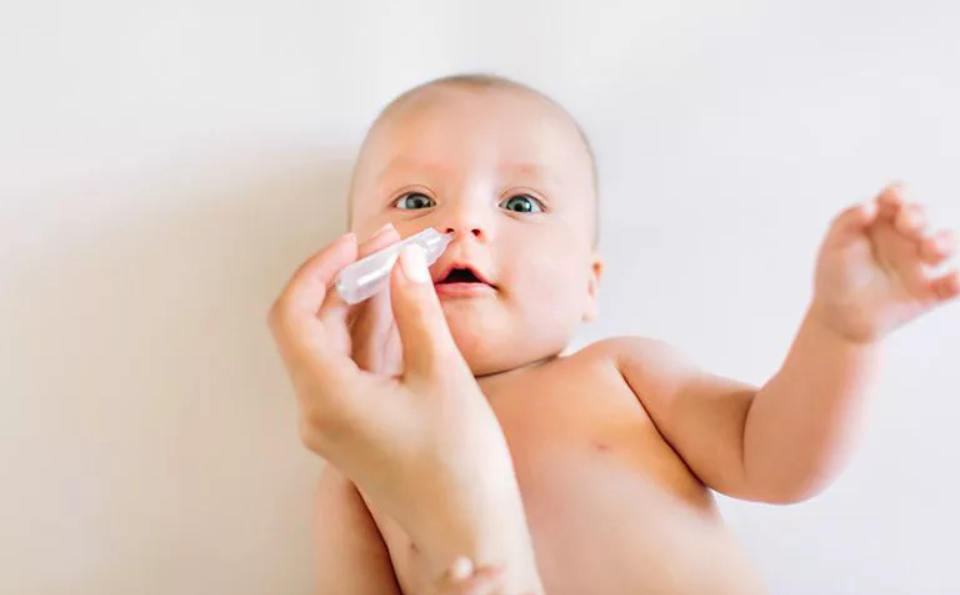 nhỏ nước muối sinh lý