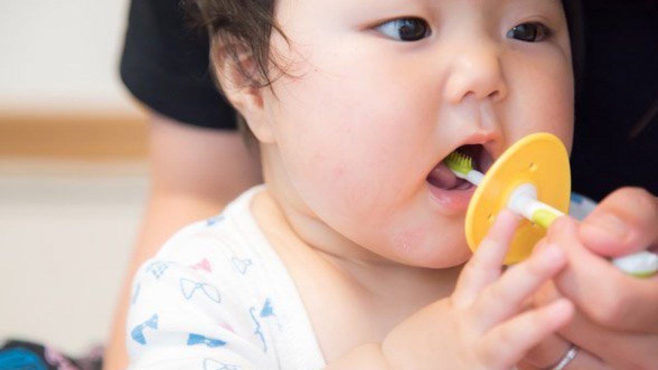 Vệ sinh răng miệng cho trẻ theo từng giai đoạn