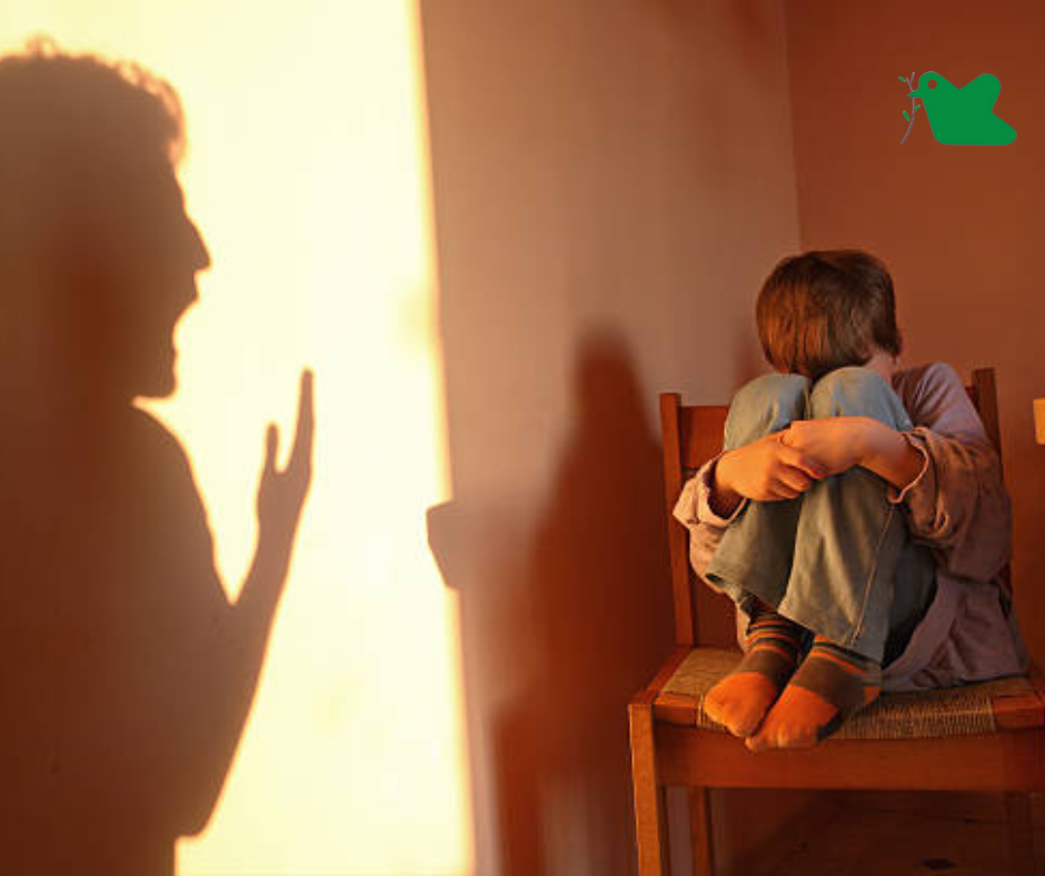 Cha mẹ nóng tính và bạo lực khiến trẻ bị tổn thương tâm lý.