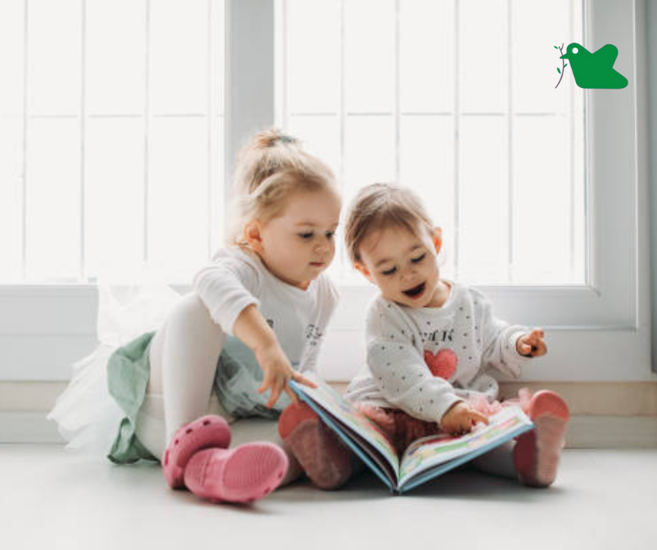 Dạy con cùng học, cùng chơi, chia sẻ đồ ăn với người khác.