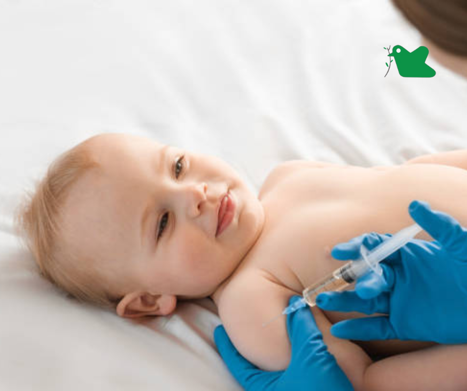 Tiêm vắc xin phòng bệnh cho trẻ nhỏ.