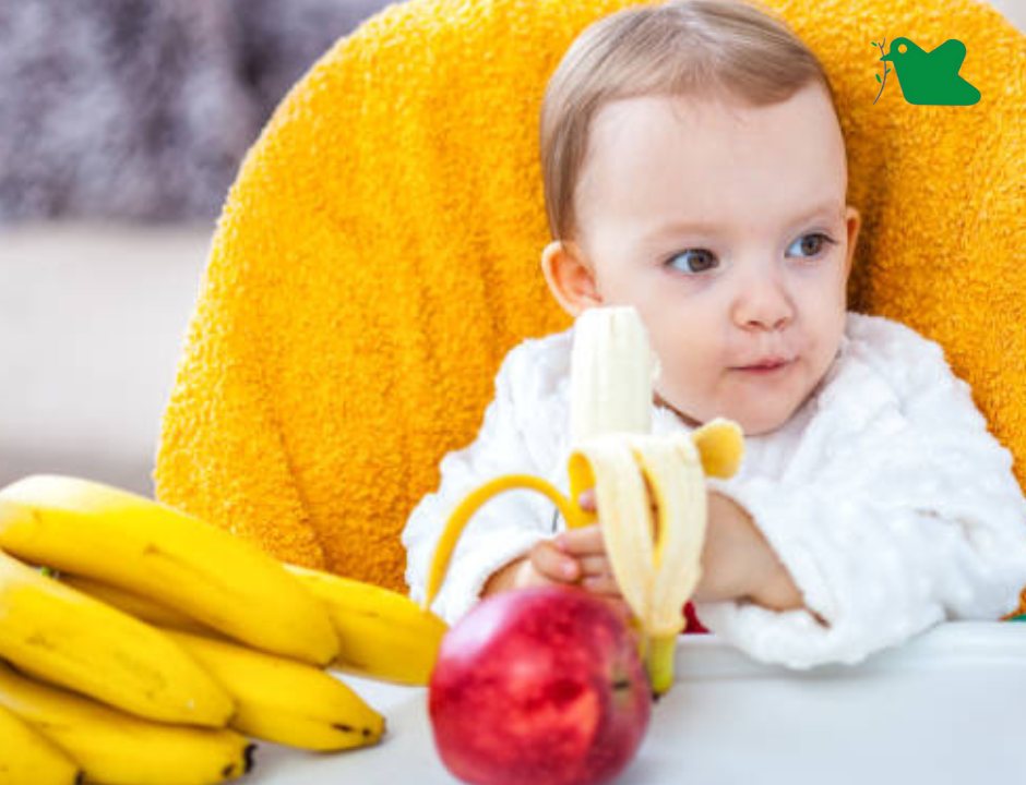 Cho trẻ ăn dặm với trái cây.