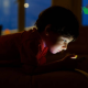 Không nên cho trẻ nhỏ sử dụng điện thoại trước khi ngủ