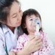 khi thăm khám cho trẻ bác sĩ sẽ hướng dẫn xử trí cơn hen cấp tại nhà