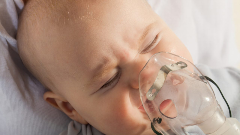 Trẻ nhiễm virus RSV thường quấy khóc và giấc ngủ không yên