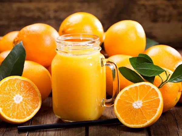 Uống nước trái cây giàu vitamin C, như nước cam, bưởi hoặc kiwi, có thể hỗ trợ hiệu quả trong việc giảm táo bón ở trẻ